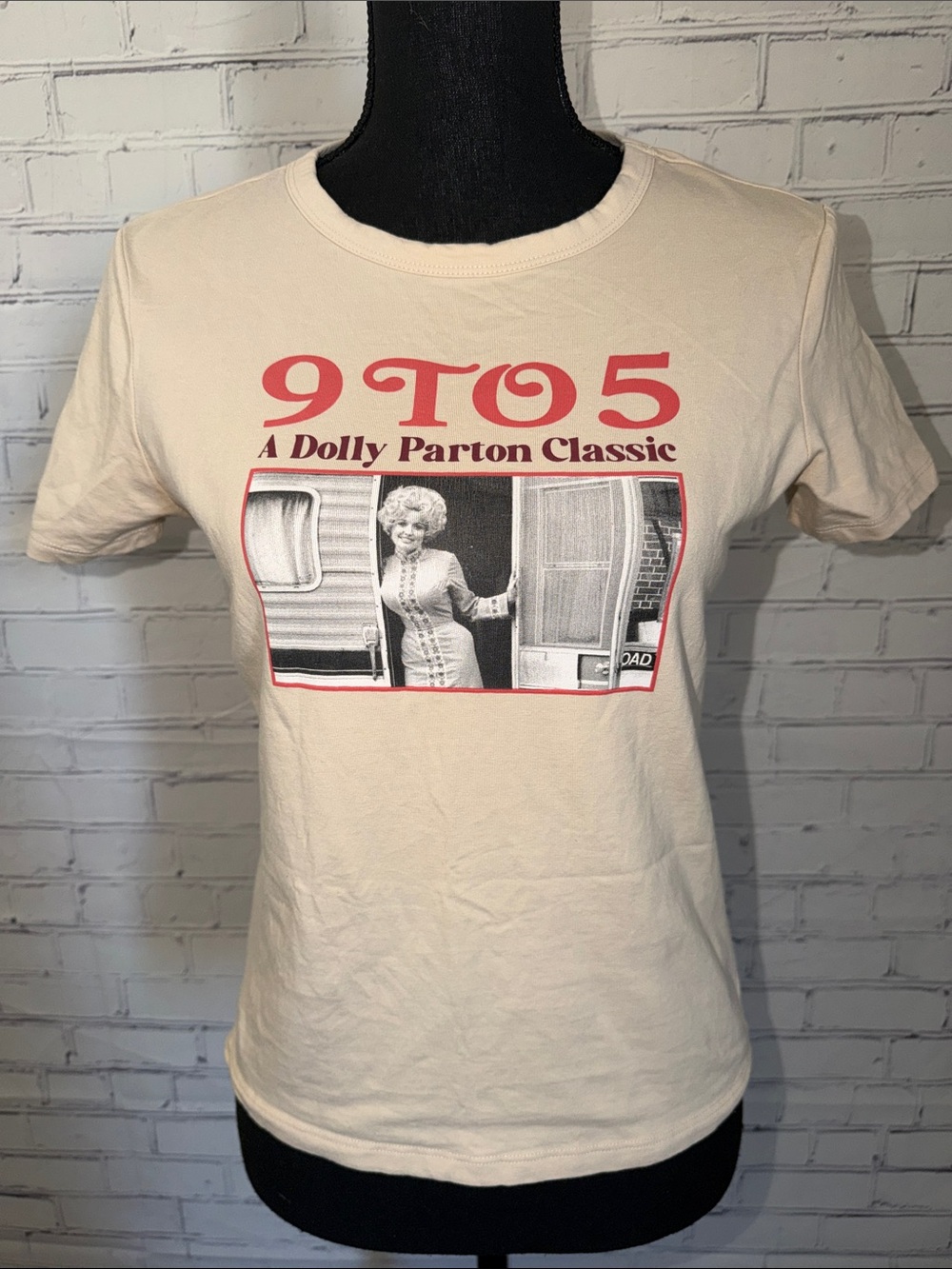 9 TO 5 A Dolly Parton Classic Graphic Tee - Cream